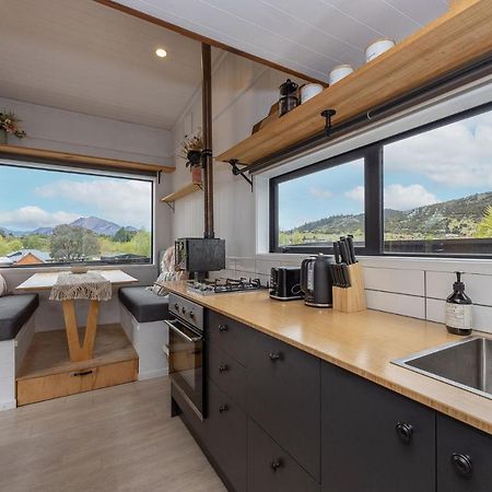 Tiny House With Mountain Views, Indoor And Outdoor Fire, Private Courtyard Garden Apartment Уанака Екстериор снимка