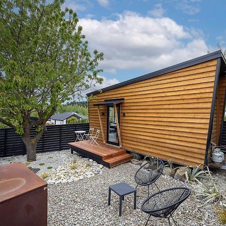 Tiny House With Mountain Views, Indoor And Outdoor Fire, Private Courtyard Garden Apartment Уанака Екстериор снимка