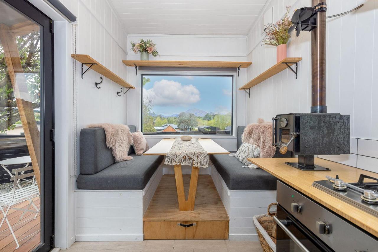 Tiny House With Mountain Views, Indoor And Outdoor Fire, Private Courtyard Garden Apartment Уанака Екстериор снимка