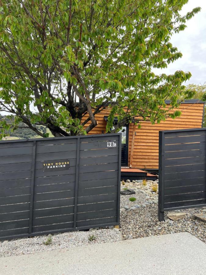 Tiny House With Mountain Views, Indoor And Outdoor Fire, Private Courtyard Garden Apartment Уанака Екстериор снимка