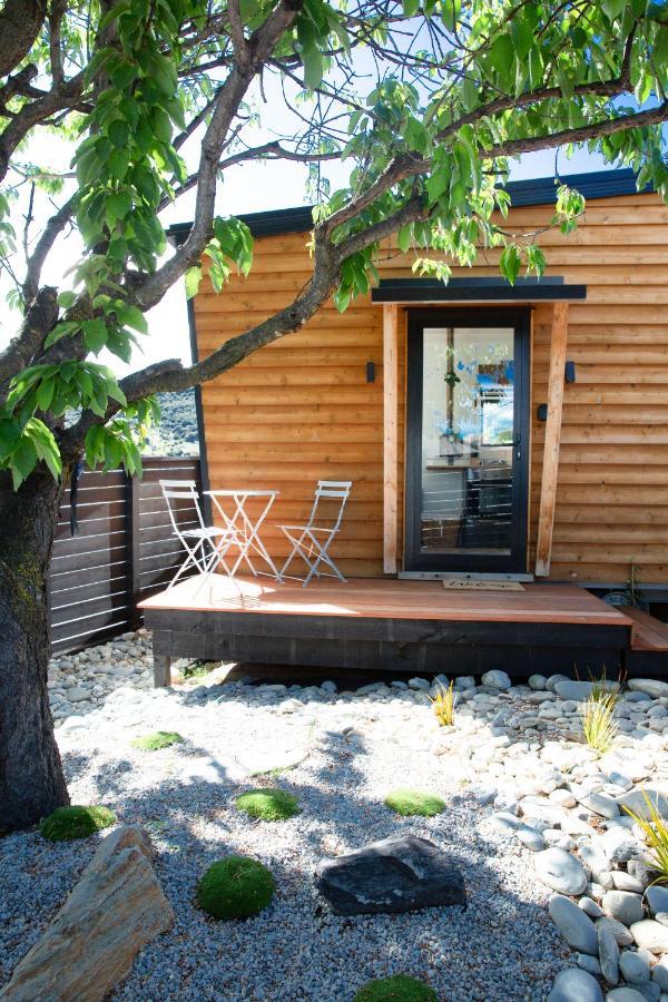 Tiny House With Mountain Views, Indoor And Outdoor Fire, Private Courtyard Garden Apartment Уанака Екстериор снимка
