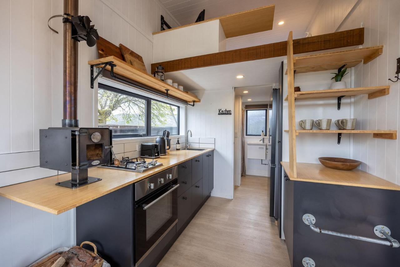 Tiny House With Mountain Views, Indoor And Outdoor Fire, Private Courtyard Garden Apartment Уанака Екстериор снимка