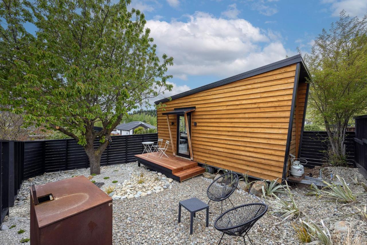 Tiny House With Mountain Views, Indoor And Outdoor Fire, Private Courtyard Garden Apartment Уанака Екстериор снимка