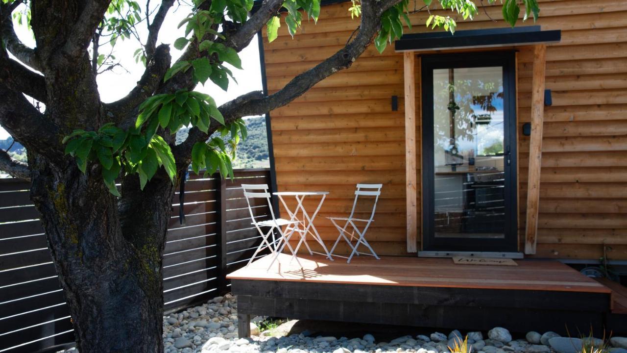 Tiny House With Mountain Views, Indoor And Outdoor Fire, Private Courtyard Garden Apartment Уанака Екстериор снимка