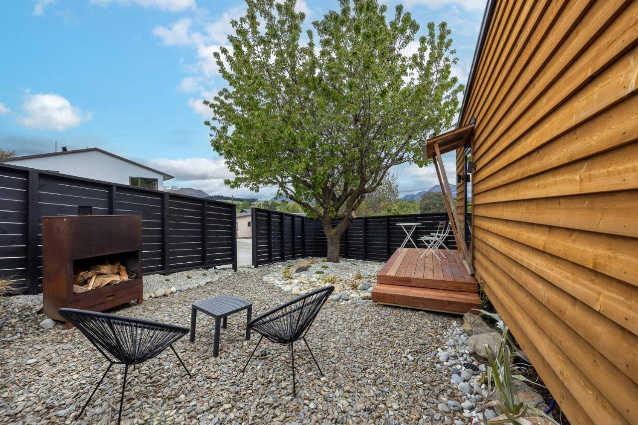 Tiny House With Mountain Views, Indoor And Outdoor Fire, Private Courtyard Garden Apartment Уанака Екстериор снимка